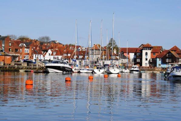 Courtyard Cottages Lymington, 2 Adults Only Екстериор снимка